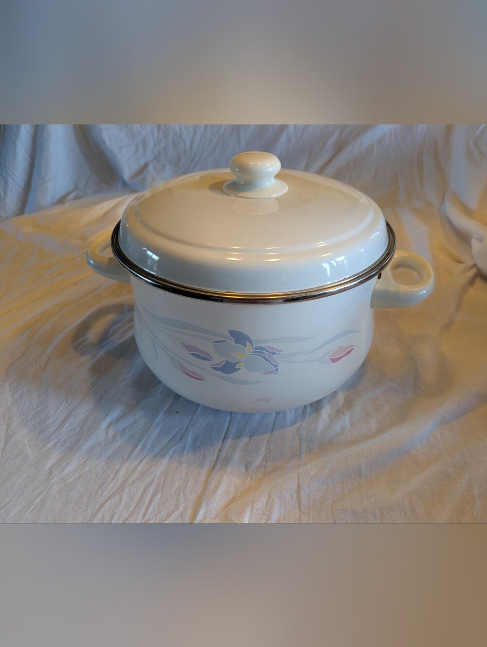 2/80$ Vintage White Enamel Stockpot with Pastel Floral Design